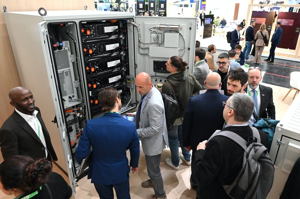 Nicht wenige der mittlerweile weltweit etwa 900 Hersteller von Batteriespeichersystemen zeigten sich auf der Messe. Neben dem wachsenden Angebot an Heimspeichern fanden Gewerbe- und Grossspeicher bei Besuchern reges Interesse. 